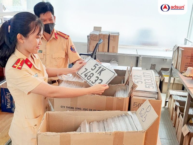 ề xuất giảm 6 triệu đồng lệ phí cấp biển số ô tô tại Hà Nội và TP.HCM từ năm 2026