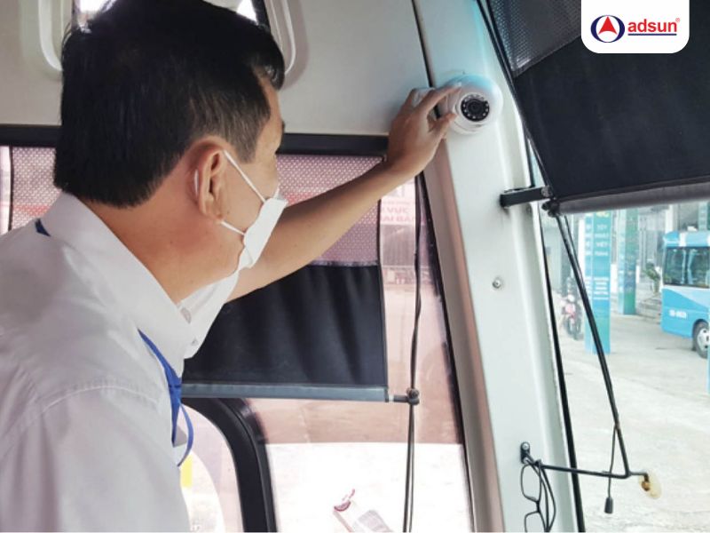 Mắt camera ghi hình l&aacute;i xe trên xe theo quy định