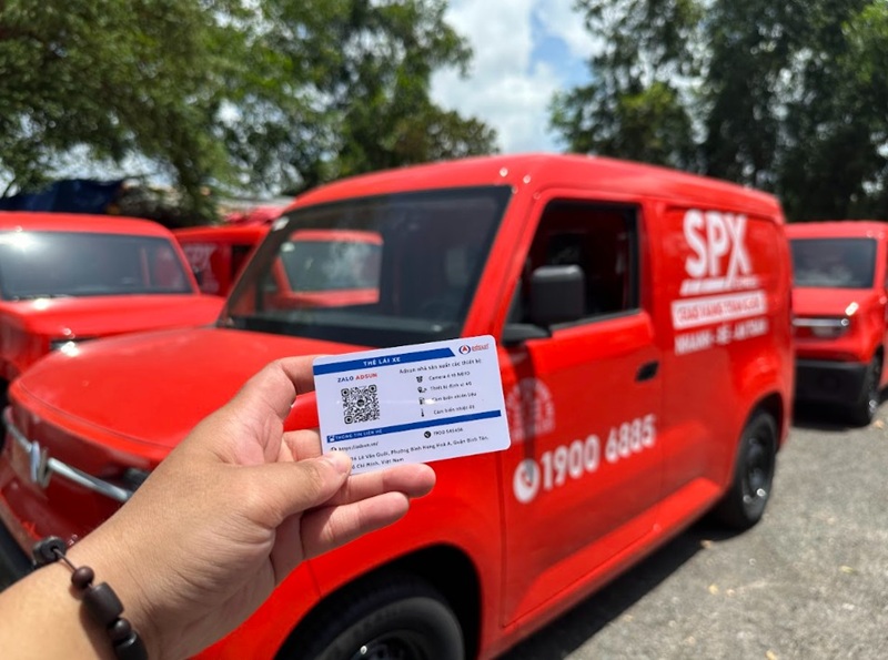 Kiểm tra thao t&aacute;c quẹt thẻ RFID x&aacute;c nhận t&agrave;i xế ngay trước đầu xe.
